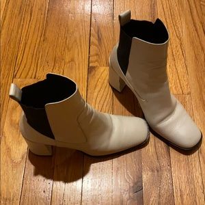 Great whit boots - 100% on trend